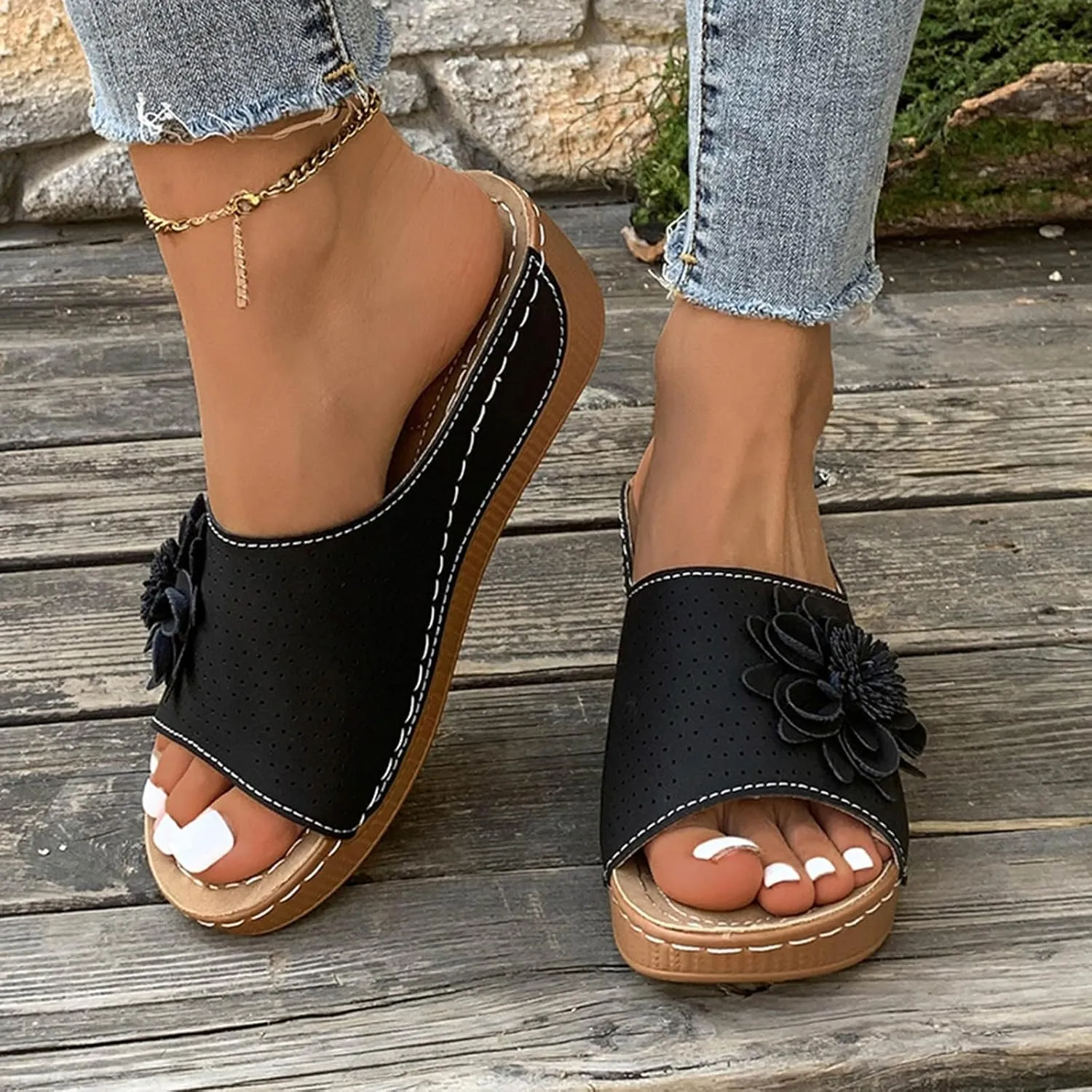 Women's Comfortable Slippers with Flower Design and Leather Upper for Stylish Outdoor and Vacation Wear