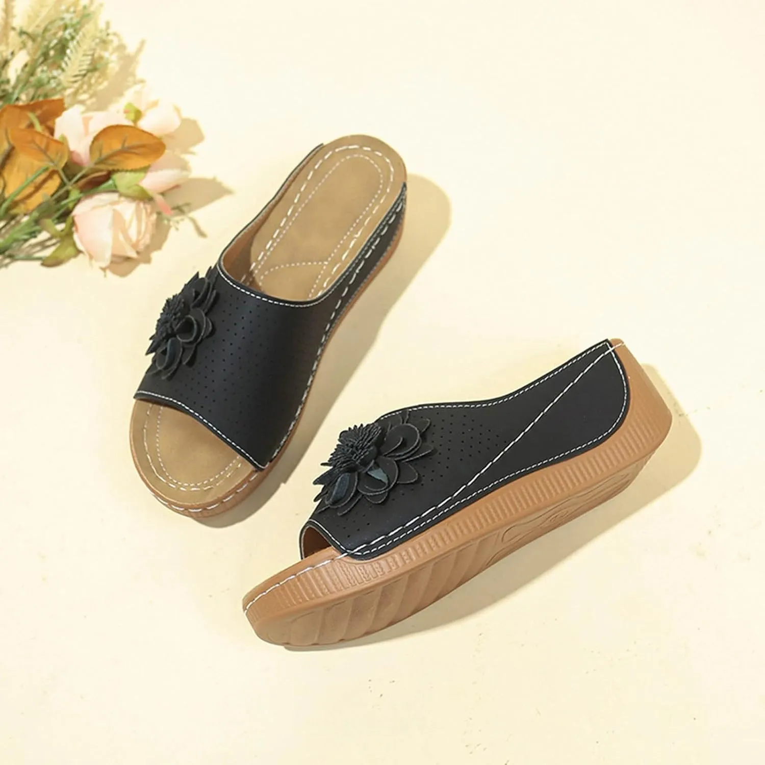 Women's Comfortable Slippers with Flower Design and Leather Upper for Stylish Outdoor and Vacation Wear